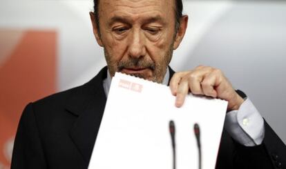 El secretario general del PSOE, Alfredo P&eacute;rez Rubalcaba, en una rueda de prensa.