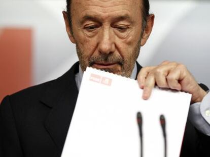 El secretario general del PSOE, Alfredo Pérez Rubalcaba, en una rueda de prensa.