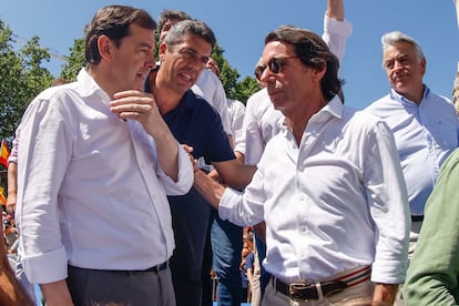 El expresidente del Gobierno José María Aznar (a la derecha), junto al presidente de la Junta de Castilla y León, Alfonso Fernández Mañueco (a la izquierda, en primer plano), y el presidente de la Comunidad Valenciana, Carlos Mazón (en el centro).