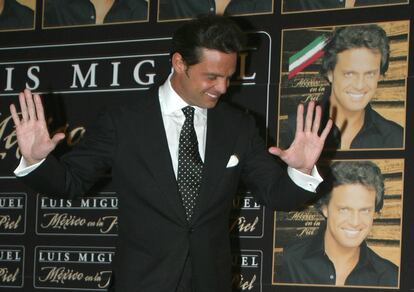 Luis Miguel lleva casi dos semanas ingresado en el hospital Cedars Sinai de Los Ángeles y, aunque la causa real de su dolencia se desconoce, los rumores de los periódicos americanos apuntan desde una infección bacteriana estomacal hasta una recaída en las drogas, pasando por unas pruebas de ADN. Lo cierto es que muy poco se conoce de la vida privada del cantante mexicano y mucho menos de sus problemas de salud. Sus representantes no han querido pronunciarse al respecto y fuentes de Warner, su discográfica han asegurado que "a raíz de un acuerdo firmado con Luis Miguel, la empresa no puede hacer comentarios acerca de la vida del artista".