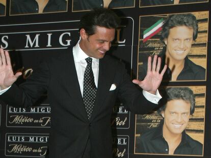 Luis Miguel lleva casi dos semanas ingresado en el hospital Cedars Sinai de Los Ángeles y, aunque la causa real de su dolencia se desconoce, los rumores de los periódicos americanos apuntan desde una infección bacteriana estomacal hasta una recaída en las drogas, pasando por unas pruebas de ADN. Lo cierto es que muy poco se conoce de la vida privada del cantante mexicano y mucho menos de sus problemas de salud. Sus representantes no han querido pronunciarse al respecto y fuentes de Warner, su discográfica han asegurado que "a raíz de un acuerdo firmado con Luis Miguel, la empresa no puede hacer comentarios acerca de la vida del artista".
