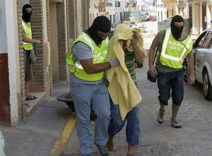 Uno de los dos argelinos detenidos hoy en Lepe (Huelva) por la Guardia Civil.