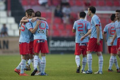 Los jugadores del Celta de Vigo se abrazan tras el partido contra el Nastic.