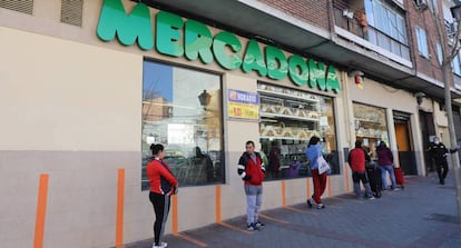 Varias personas esperan para poder entrar a comprar en un supermercado Mercadona de Madrid en plena crisis sanitaria por coronavirus.