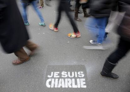 El lema 'Je suis Charlie' (Jo sóc Charlie) es repeteix per tots els racons de la manifestació i per tot París.