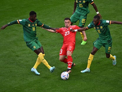 Shaqiri en una jugada durante el partido Suiza - Camerún este jueves.