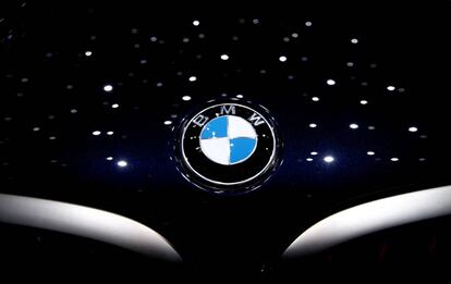 Insignia de la marca de coches BMW.