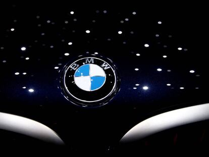 Insignia de la marca de coches BMW.