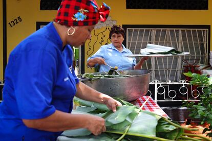 Heidy Pinto y Chori Agámez, durante la venta de su arroz con pescado en un barrio popular de Barrancabermeja.
