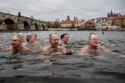 Un grupo de nadadores entusiastas participan en el baño tradicional de la Epifanía Ortodoxa, en Praga (República Checa).