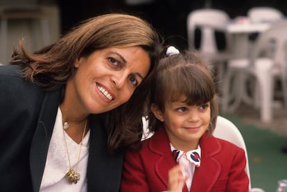 Christina Onassis y su hija, Athina, en París, en 1988.