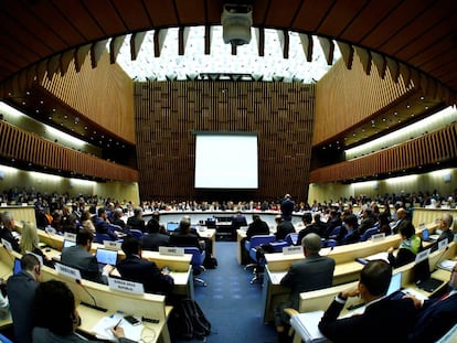 En la última cumbre de la institución, los expertos también recomendaron no fumar en la cara de los recién nacidos.