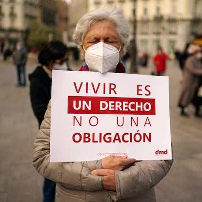 DVD1043 (18/02/2021) Manifestantes se concentran a favor de la aprobación de la ley de eutanasia en la Puerta del Sol en Madrid. 