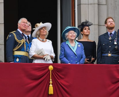 A rainha Elizabeth II na sacada do palácio de Buckingham com outros membros da família real em 10 de julho.