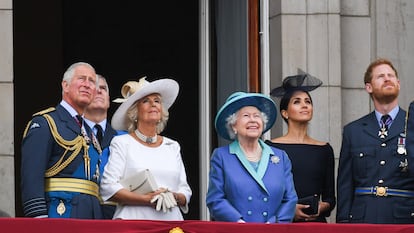 A rainha Elizabeth II na sacada do palácio de Buckingham com outros membros da família real em 10 de julho.