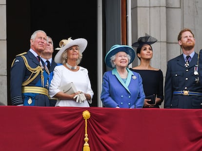 A rainha Elizabeth II na sacada do palácio de Buckingham com outros membros da família real em 10 de julho.