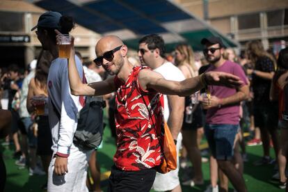 Un joven baila durante el concierto de El Nino de Elche en el Festival Sónar 2018.