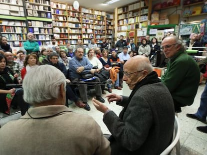 Lled&oacute;, en primer t&eacute;rmino, con bufanda oscura. A su derecha, el responsable de la librer&iacute;a Jarcha, Fernando Valverde.