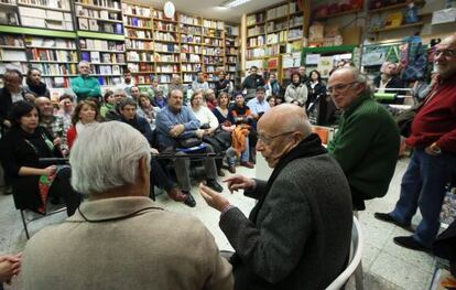 Lled&oacute;, en primer t&eacute;rmino, con bufanda oscura. A su derecha, el responsable de la librer&iacute;a Jarcha, Fernando Valverde.