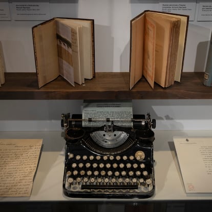 DVD1236(18/10/2024). Sevilla. Exposición 'Los Machado' en la antigua Fábrica de Artillería de Sevilla. Máquina de escribir y libros de Manuel y Antonio Machado. FOTO: PACO PUENTES (EL PAÍS).