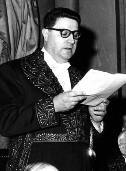 Henri Troyat lee su discurso de ingreso en la Academia Francesa en febrero de 1960.