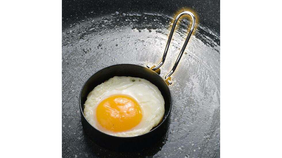 El molde para cocinar huevos tiene un tamaño compacto.