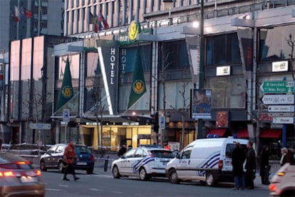 Los policías rodean el hotel Tulip Inn, en el centro de Bruselas, Bélgica, donde se han producido los hechos.