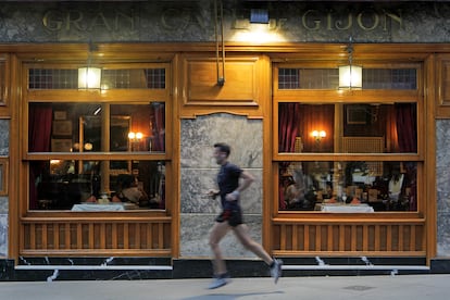 Fachada del Café Gijón. 