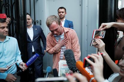 El periodista Ivan Golunov agradece el apoyo de los medios de comunicación y los ciudadanos al ser liberado en Moscú (Rusia), el 11 de junio de 2019. Las autoridades rusas retiraron los cargos contra el periodista de investigación tras la intensa movilización social y periodística. El Ministerio del Interior ruso exigió también la renuncia de la cúpula policial que instruyó el proceso por las irregularidades del caso. El reportero, de 36 años, periodista del diario independiente 'online' Meduza y especializado en destapar escándalos de corrupción, había sido acusado de tráfico de drogas a gran escala.