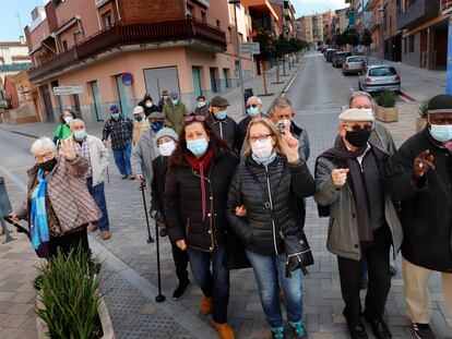 Vecinos del barrio Bellavista de la localidad barcelonesa de Les Franqueses del Valès, protestan por el cierre de la sucursal de BBVA.