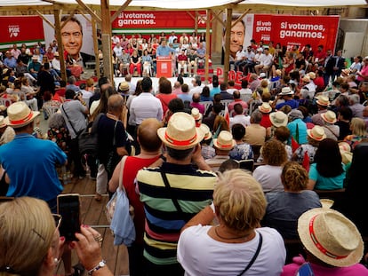 El secretario general del PSOE, Pedro Sánchez, este domingo en un acto público de la campaña electoral en Cuevas de Almanzora (Almería).