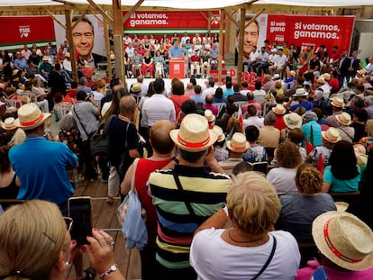 El secretario general del PSOE, Pedro Sánchez, este domingo en un acto público de la campaña electoral en Cuevas de Almanzora (Almería).