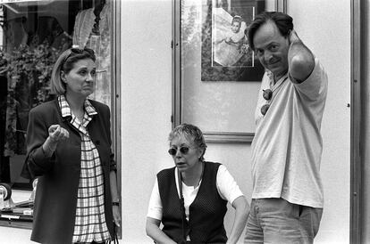 El director Ventura Pons, durante el rodaje de la película  'Actrius', junto a Rosa María Sardá y Anna Lizarán, en 1996.