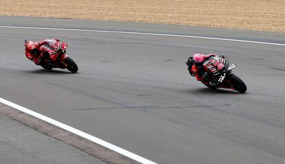 Aleix Espargaró al frente durante el GP de Gran Bretaña, en el Circuito de Silverstone este domingo.