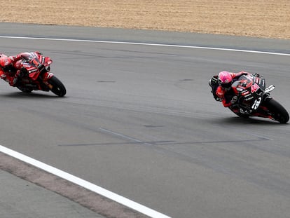 Aleix Espargaró al frente durante el GP de Gran Bretaña, en el Circuito de Silverstone este domingo.