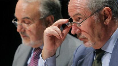 Pedro Solbes (izquierda) y Rodrigo Rato fueron los ministros de Economía durante los años del <i>boom</i> inmobiliario.