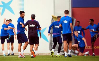 Luis Suárez habla con Valverde durante el entrenamiento del viernes. 