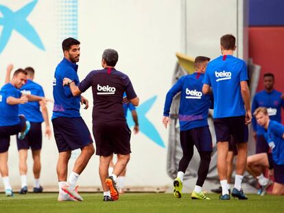 Luis Suárez habla con Valverde durante el entrenamiento del viernes. 