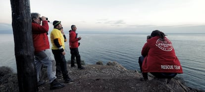 Miembros de la ONG Proactiva vigilan el paso entre Turquía y el norte de Lesbos.