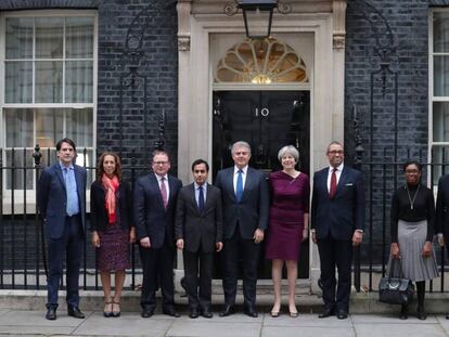 La primera ministra, Theresa May (centro), junto al diputado conservador Ben Bradley (derecha), el pasado 8 de enero en Downing Street.