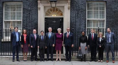 La primera ministra, Theresa May (centro), junto al diputado conservador Ben Bradley (derecha), el pasado 8 de enero en Downing Street.