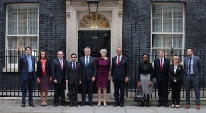 La primera ministra, Theresa May (centro), junto al diputado conservador Ben Bradley (derecha), el pasado 8 de enero en Downing Street.