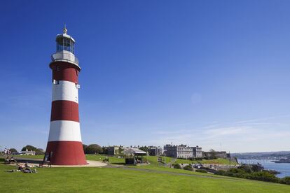 El tercer faro de Eddystone (los dos anteriores fueron destruidos por un huracán y un incendio, respectivamente) se construyó en piedra y se inauguró en 1759. Pero la roca sobre la que se alzaba era inestable y se desmanteló 120 años después. Hoy se puede visitar en su nueva ubicación, en Plymouth (Inglaterra).