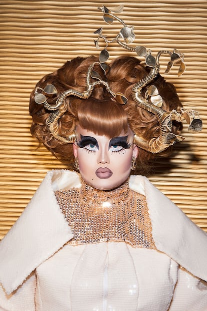 La drag queen coreana Kim Chi suele llevar propuestas imposibles en las que exagera especialmente los ojos. «Vengo para destruir a todo el mundo con mi maquillaje», afirma. Después de pintarse, las pelucas son el complemento más importante.