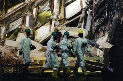 Expertos del FBI recaban evidencias después de que el vuelo 77 de American Airlines impactase contra las instalaciones del Pentágono tras ser secuestrado por cinco terroristas saudíes.