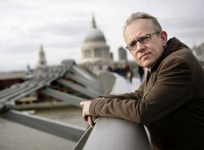 James Meek, en el puente del Milenio de Londres, con la catedral de San Pablo al fondo.