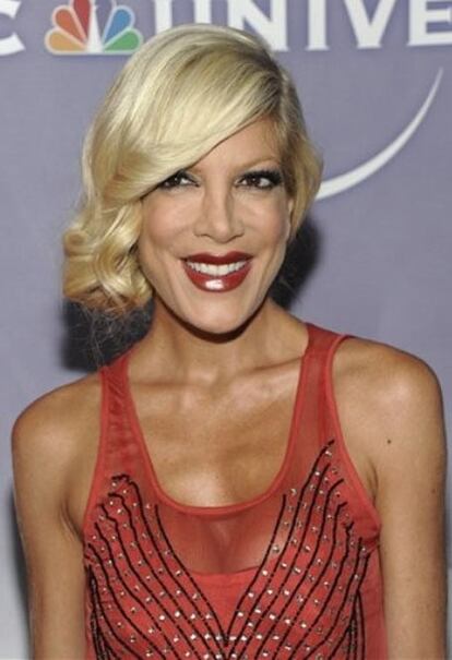 Tori Spelling ya tiene un <i>reality</i> en televisión, una línea de ropa para niños y dos libros autobiográficos con su propio nombre. Pero quiere más. La última aventura de la actriz de <i>Sensación de vivir</i> transcurrirá por derroteros muy distintos: se va a dedicar a la literatura infantil. Simon & Schuster anunció el martes que su editorial Aladdin publicará en septiembre de este año el primer libro para niños de la actriz, titulado <i>Presenting... Tallulah</i>. "Amo leerles a mis hijos. Es nuestro momento especial juntos. Eso y mi pasión por contar historias me inspiraron a escribir un libro para niños, para mis hijos y para todos los niños", ha declarado Spelling, de 36 años.