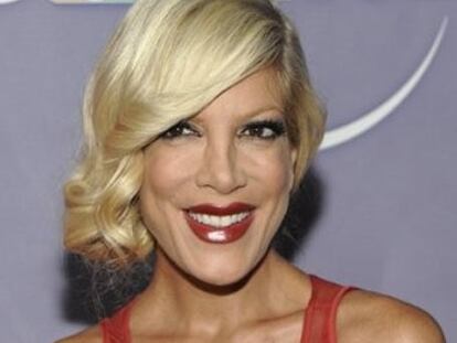 Tori Spelling ya tiene un <i>reality</i> en televisión, una línea de ropa para niños y dos libros autobiográficos con su propio nombre. Pero quiere más. La última aventura de la actriz de <i>Sensación de vivir</i> transcurrirá por derroteros muy distintos: se va a dedicar a la literatura infantil. Simon & Schuster anunció el martes que su editorial Aladdin publicará en septiembre de este año el primer libro para niños de la actriz, titulado <i>Presenting... Tallulah</i>. "Amo leerles a mis hijos. Es nuestro momento especial juntos. Eso y mi pasión por contar historias me inspiraron a escribir un libro para niños, para mis hijos y para todos los niños", ha declarado Spelling, de 36 años.