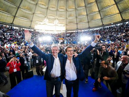 El candidato del PP y presidente de la Xunta, Alfonso Rueda, y el líder del Partido Popular, Alberto Núñez Feijóo, este sábado, en el acto central de campaña en Pontevedra.