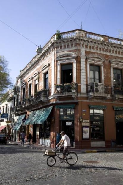 Exterior del café Plaza Dorrego, en San Telmo.